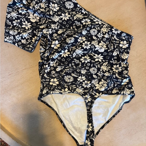 Free People Intimately Black White Floral Off Shoulder Floral Bodysuit. SZ L - Picture 5 of 8
